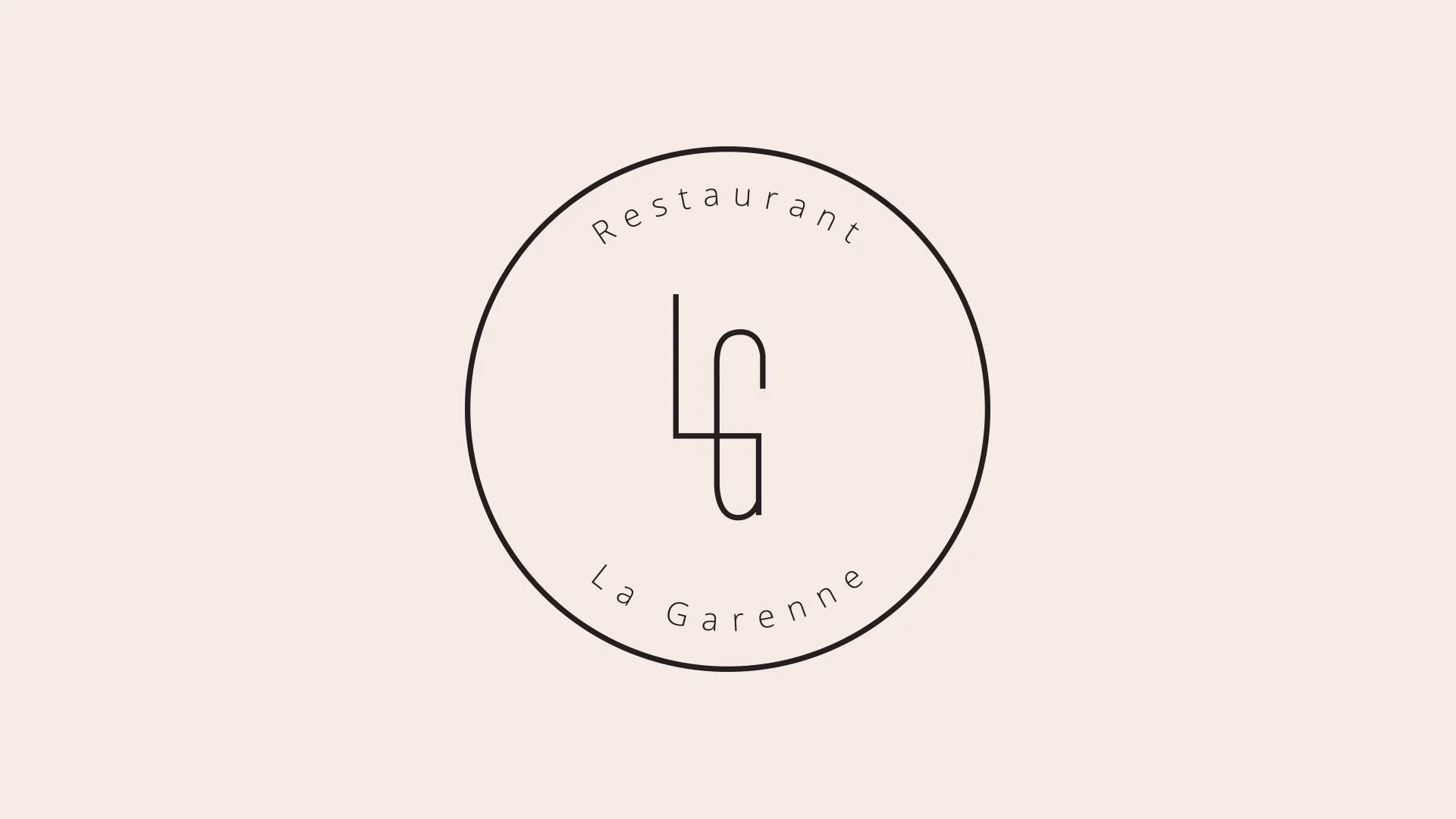Logo d'un restaurant nommé La Garenne, avec un cercle noir, le texte 'Restaurant La Garenne' en rond, et une représentation stylisée des lettres 'L' et 'G' au centre.