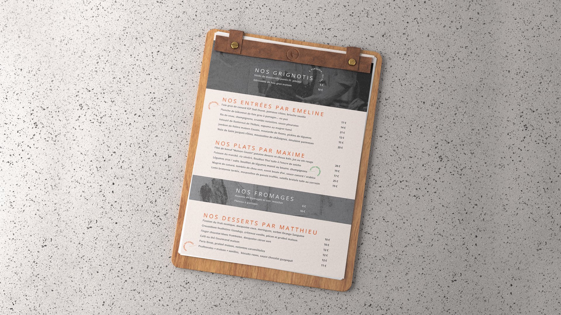 Menu de restaurant en français sur un tableau en bois, comprenant des sections pour les entrées, plats, fromages, et desserts, avec des prix en euros.