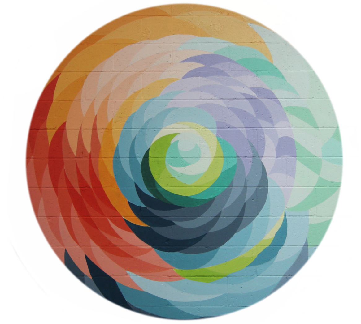 Un mur avec un graffiti abstrait en forme de spirale colorée, comprenant des motifs en arcs de couleur rouge, orange, jaune, vert, bleu, violet et noir.