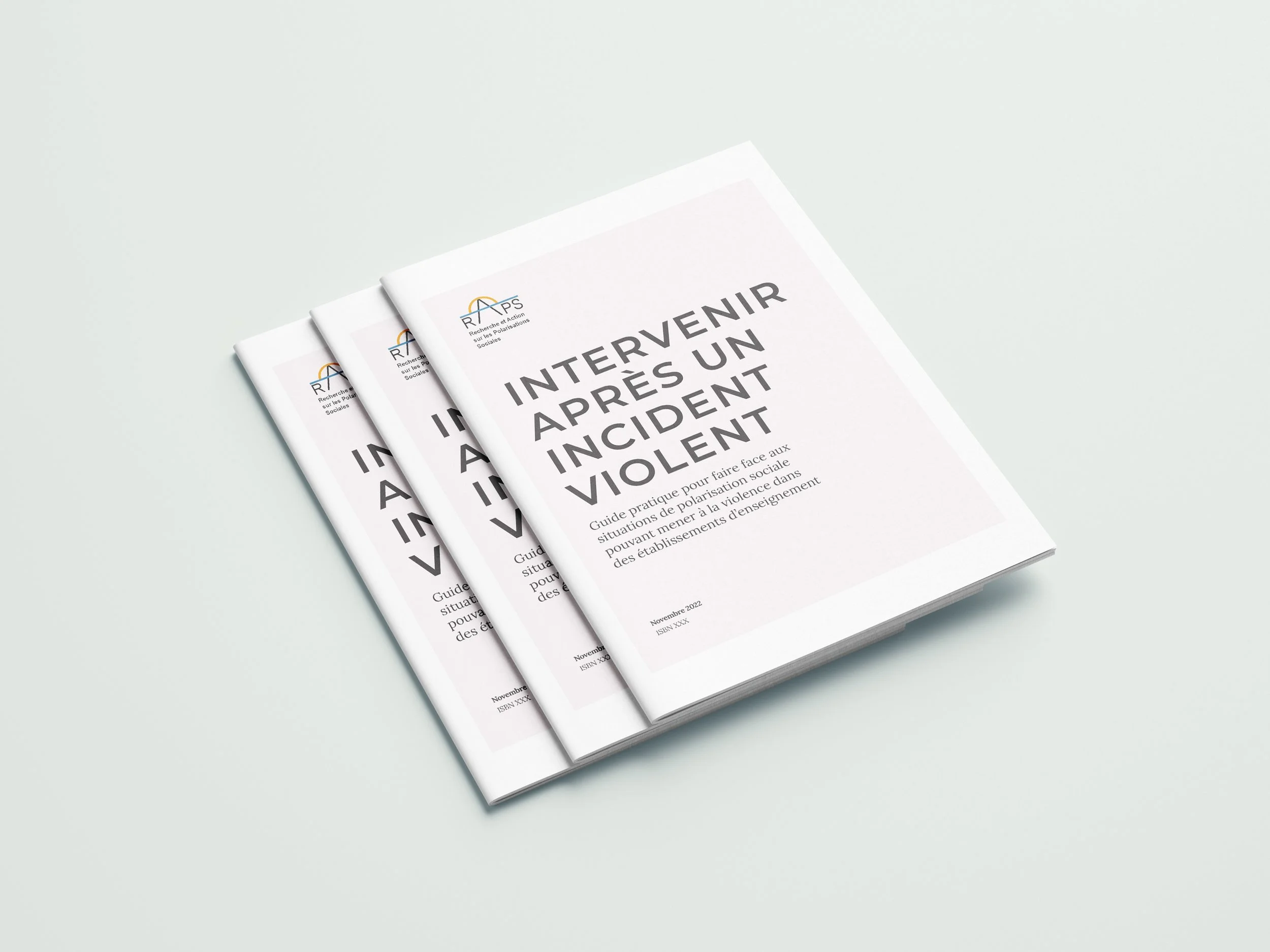 Trois rapports empilés avec le titre 'Intervenir après un incident violent' sur la couverture.