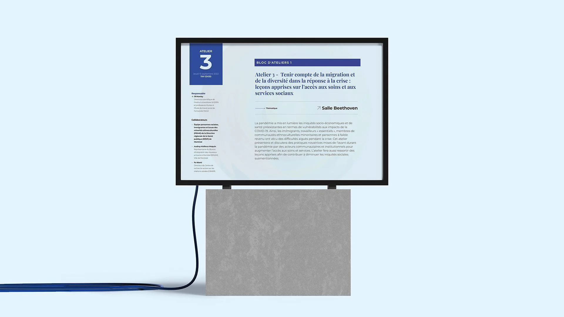 Écran de télevsion affichant un atelier académique, posé sur un piédestal en béton, avec un fond bleu clair.