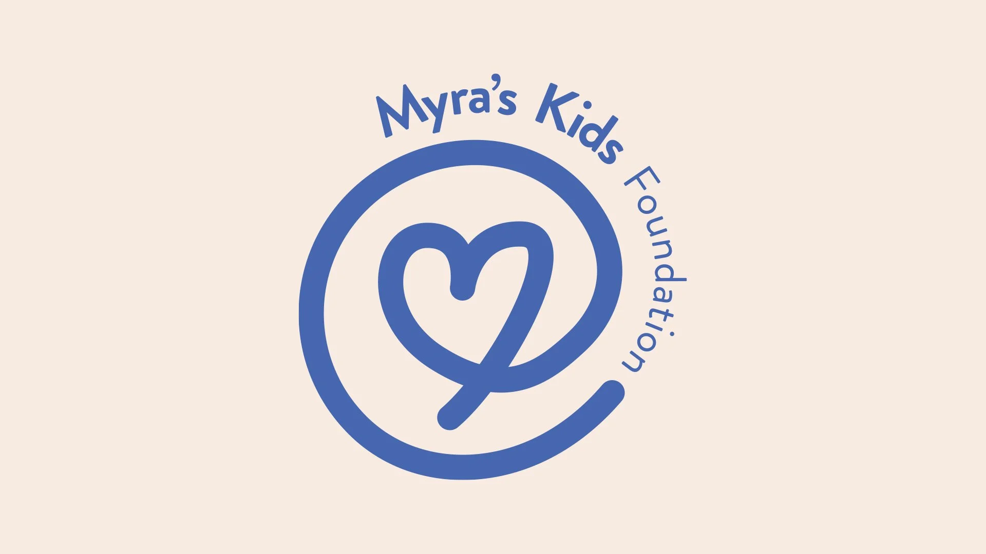 Logo de la fondation Myra's Kids, avec un cœur stylisé et un cercle bleu, sur fond clair.