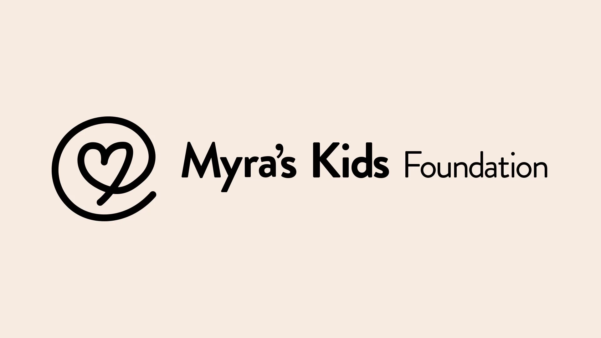Logo de la fondation Myra's Kids avec un dessin de cœur autour d'un cercle, sur un fond beige clair.
