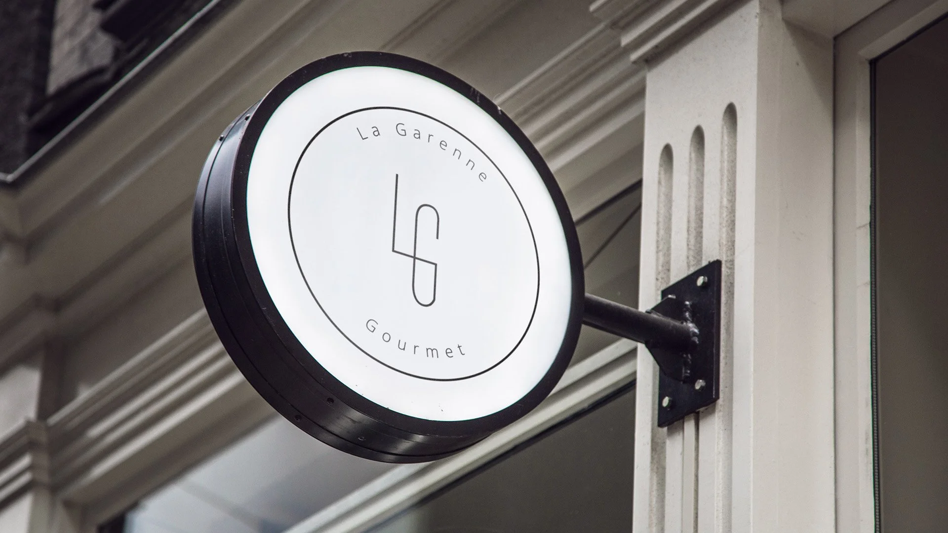 Panneau lumineux rond affichant le nom 'La Garenne Gourmet' avec un logo en forme de chiffre 4 stylisé