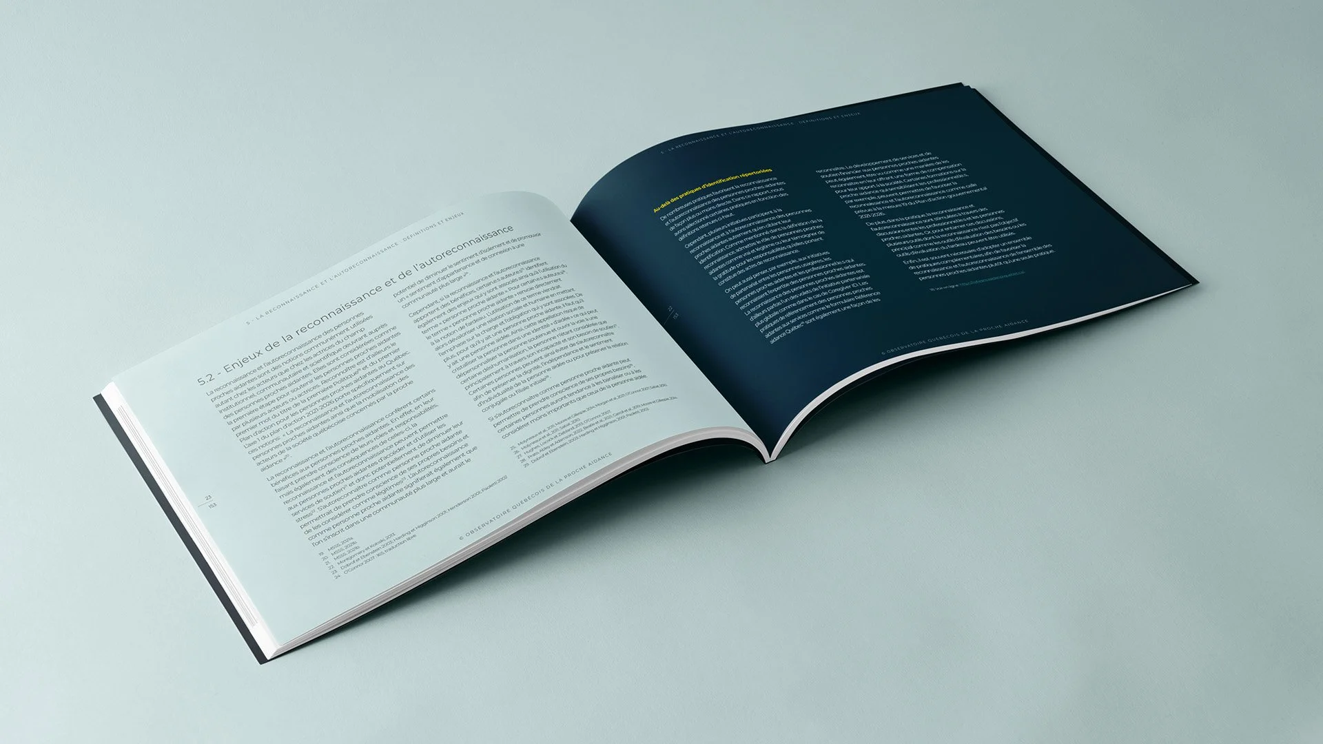 Livre ouvert avec texte en français sur une surface claire.