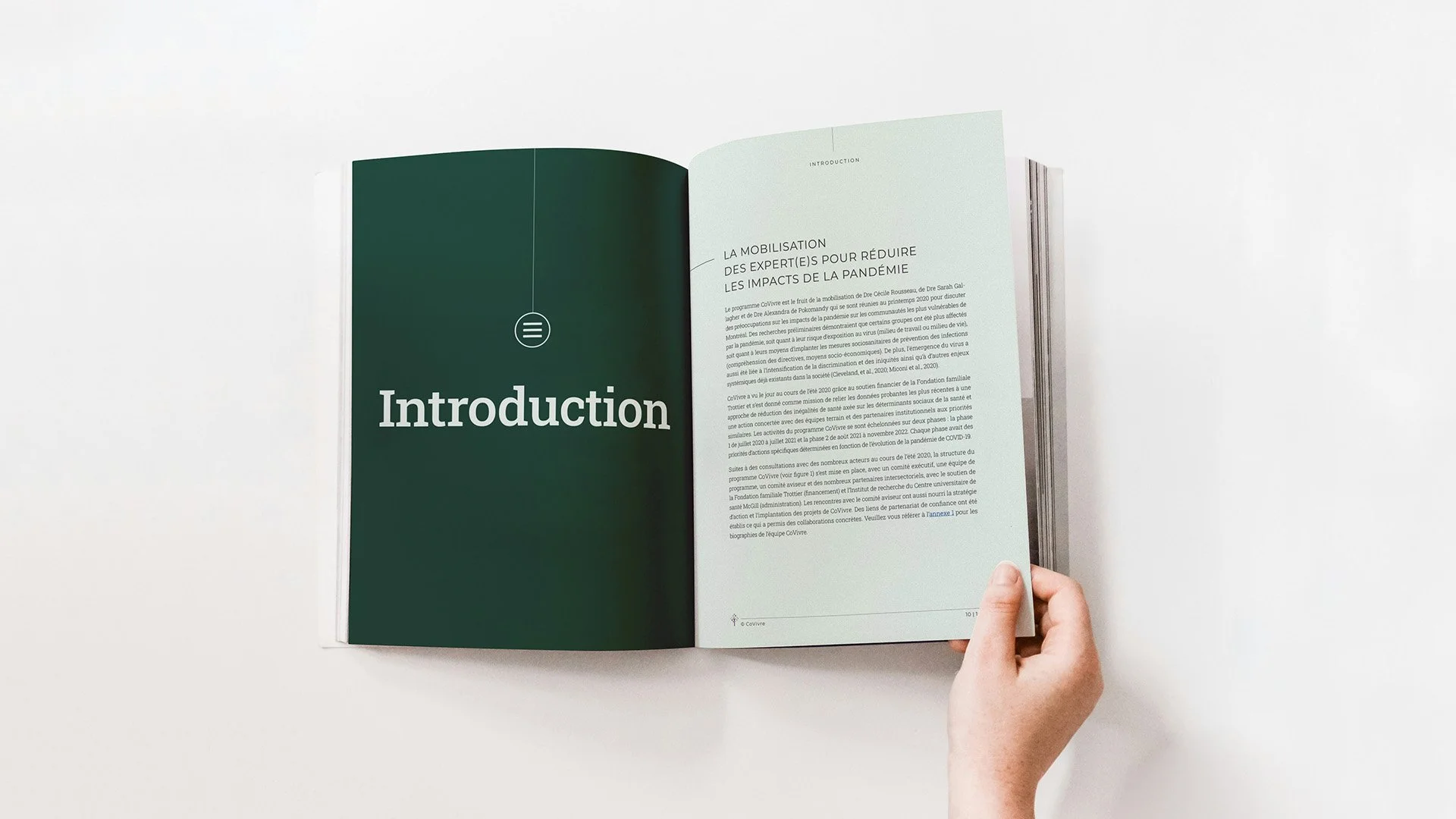 Bilan final Covivre ouvert avec un main qui tourne la page de droite.