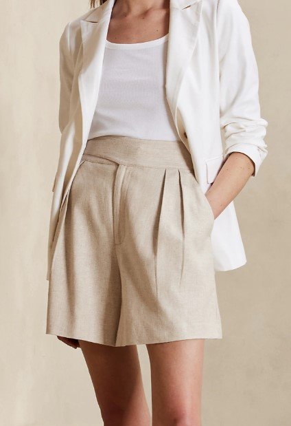 Tailored shorts #2 in a linen blend with front seam and pockets on the side.jpg