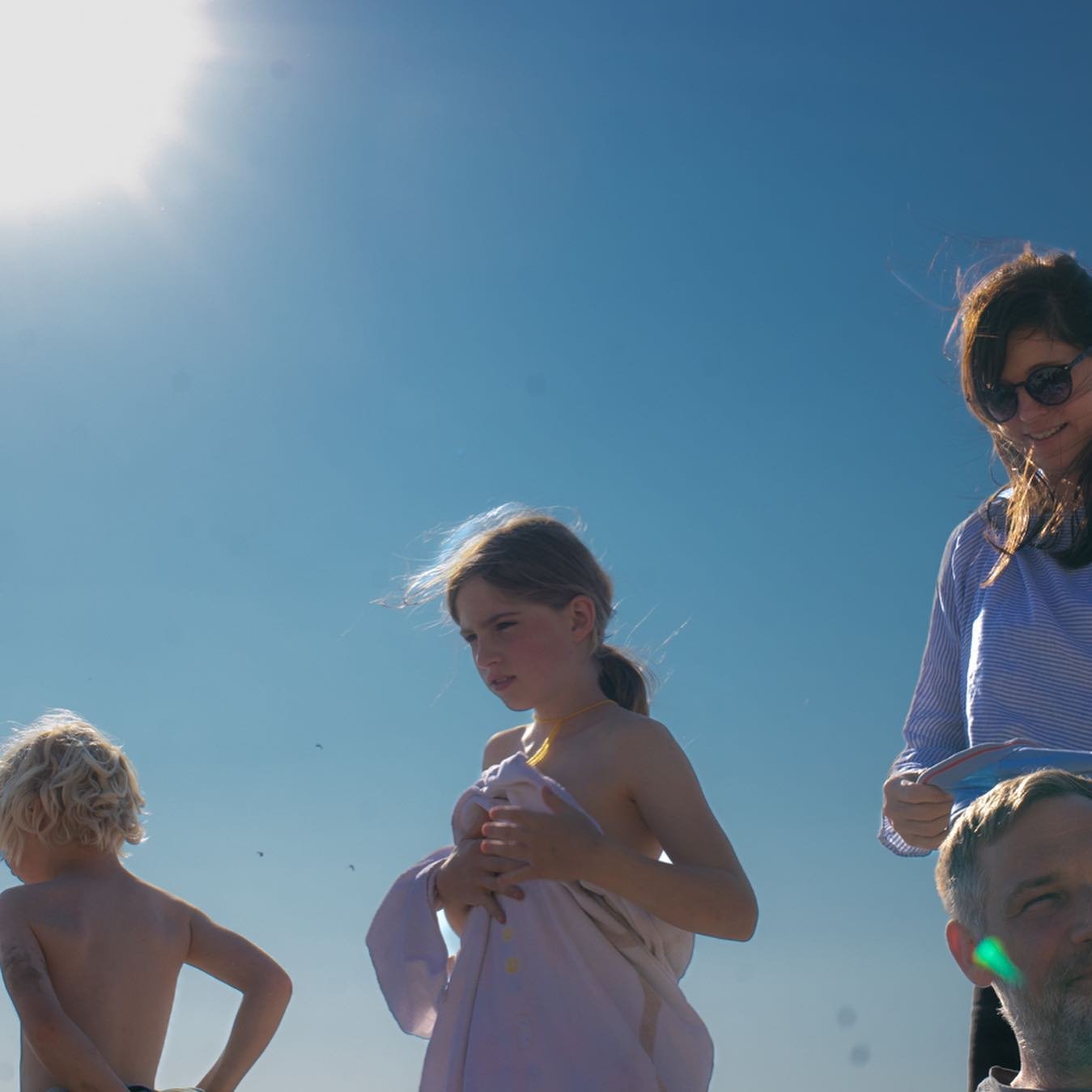 In den letzten 15 Minuten entstehen die sch&ouml;nsten Bilder - wenn alle die Kamera nicht mehr so sehr bemerken&hellip;.#familienbilder #familienfotografie #familienleben #alltagmitkindern #alltagsmomente #dern&auml;chsteurlaubkommtbestimmt