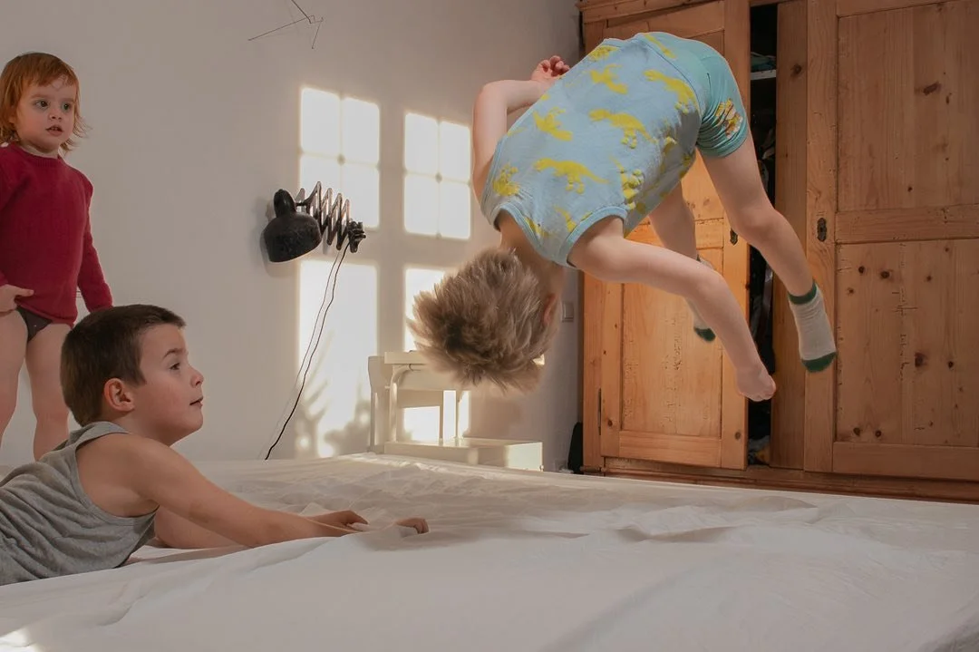 Never not jumping&hellip;. #familienleben #lebenmitkindern #familienfotografie #familyphotographer #momof3 #einganznormalertag