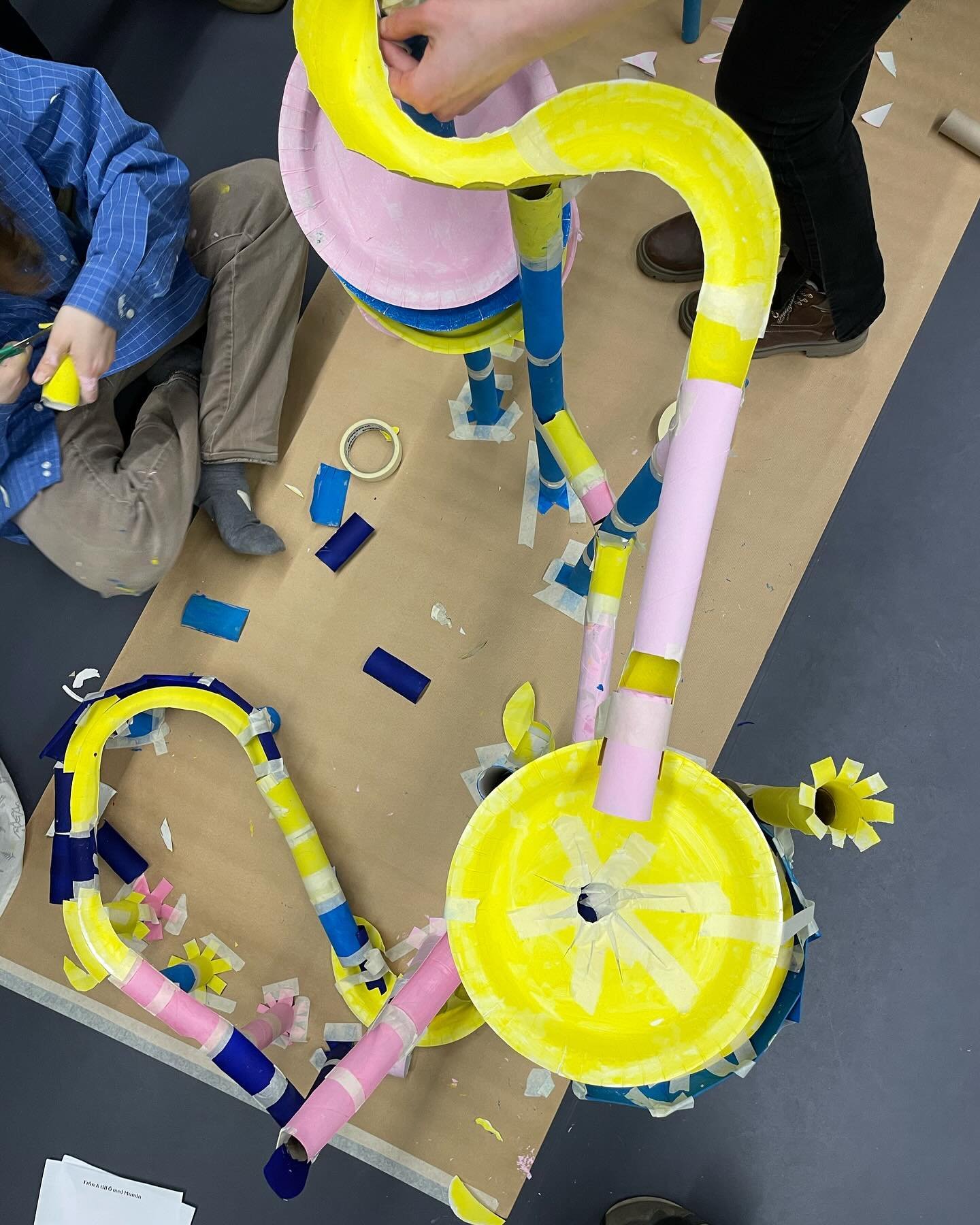 Come by Gatelekfestivalen 2024 at Interkulturelt Museum (@oslomuseum) tomorrow (20.04) between 12 and 16! We&rsquo;re gonna build a &laquo;kulebane&raquo; out of toilet paper rolls 🎨🏗️

Snapshots from our latest workshop at @cinemateketioslo in Mar