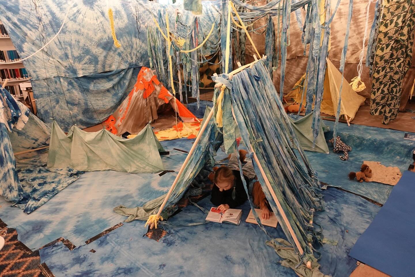 ✂️ 🧵Snart har vi workshop p&aring; Deichman Roms&aring;s, 30/09 til 04/10. Bli med !

🧶🪢 Noen bilder fra i fjor p&aring; Demo Linderud, Steg for Steg, i samarbeid med ROM UNG. 

@deichman.romsaas @demolinderud @rom_for_kunst_og_arkitektur