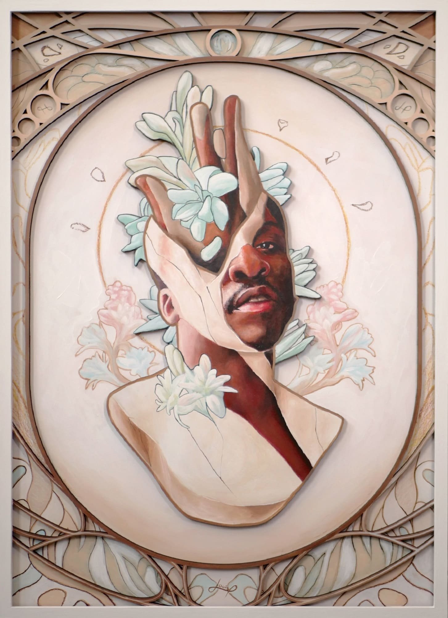 Une œuvre d'art mélant un portrait d'un homme noir, en partie illustré, avec des éléments floraux blanc et vert. La composition artistique est encadrée par un cadre ornemental avec des motifs et des chiffres.