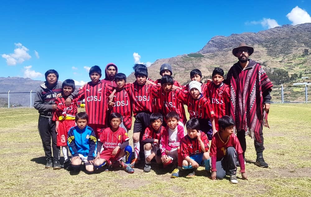 Masculino Division Sub-15
DE PIE: Gilbert Ylla, Roel Ylla, Carlos Ylla, Leonel Meza, Rosini Ylla, Josué Yucra, Rubiño Meza, Wilmar Sutta, Hector Sutta, Riquelme Meza, Wilber Quispe, Cristian Chicche. HINCADOS: Iván Sutta, Cristian Gutierrez, Vicente