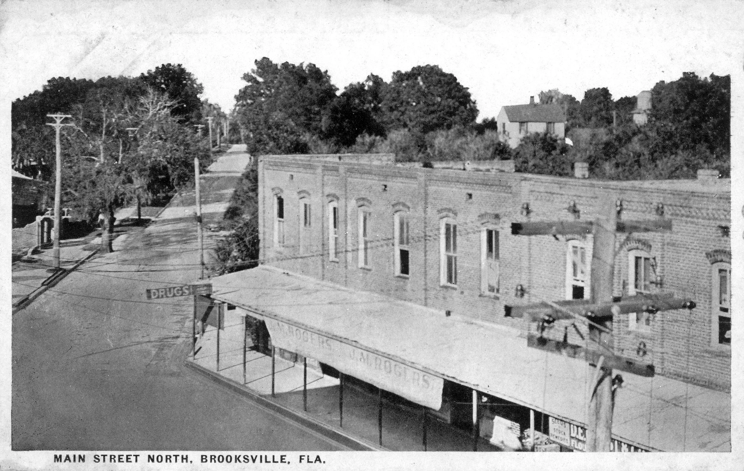 Looking north from Main Street onto Howell Avenue in 1915, one can notice how smooth the streets are by now. On the corner is Thompson's Drug Store, which later evolves into Hope's Drug Store in the 1920s when Mr. Thompson's daughter Margie marries W