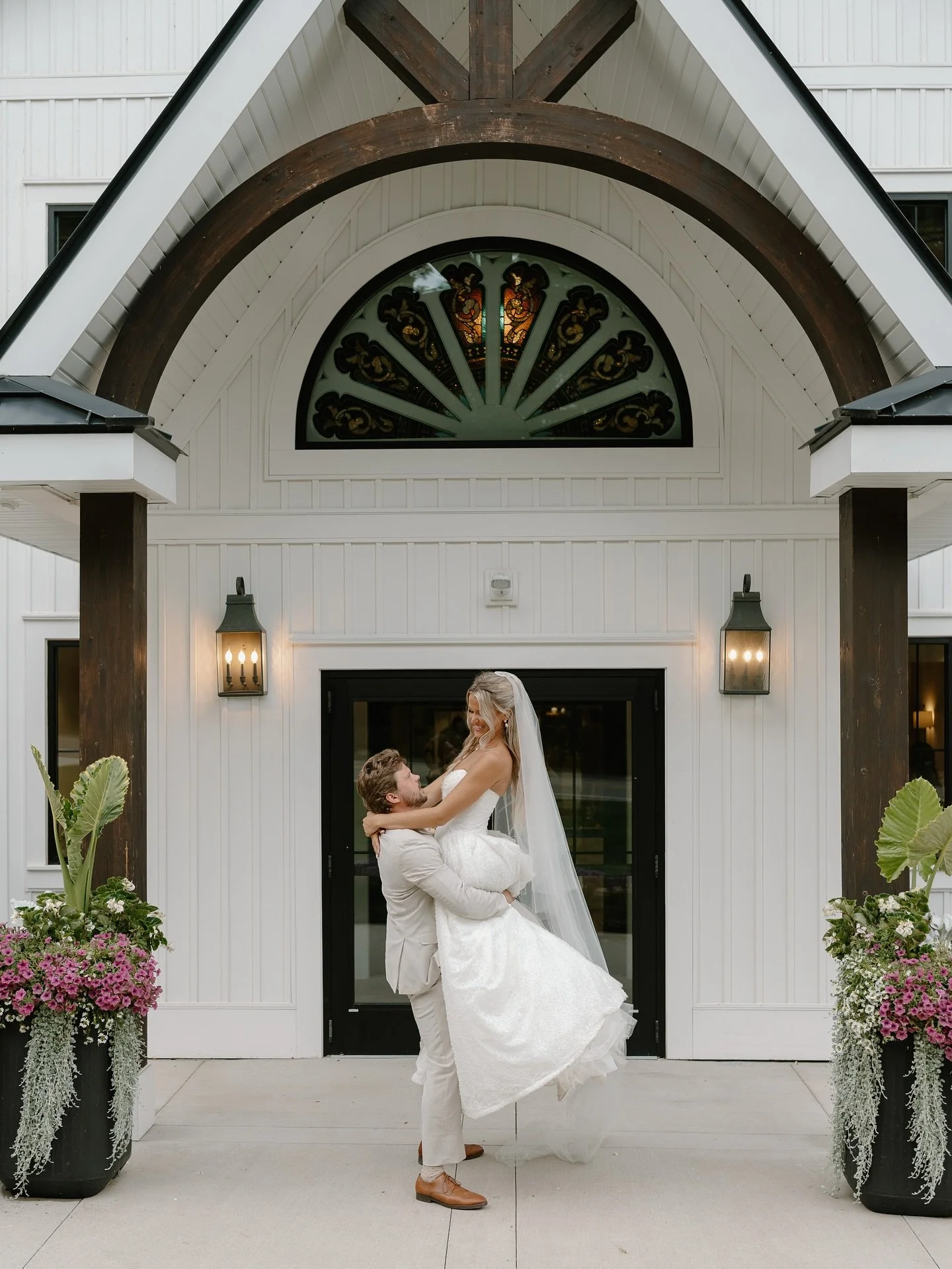 The Beukemas 💍 

Just a few favorite moments from this stunning August day 💕

Vendors:
Florals: @drifterfloral 
Hair: @jamielvandenberg 
Makeup: @cstylebeauty23 
Videographer: @noblepathstudios 
Content Creator: @uncutbrides 
Venue: @alaskahaus
