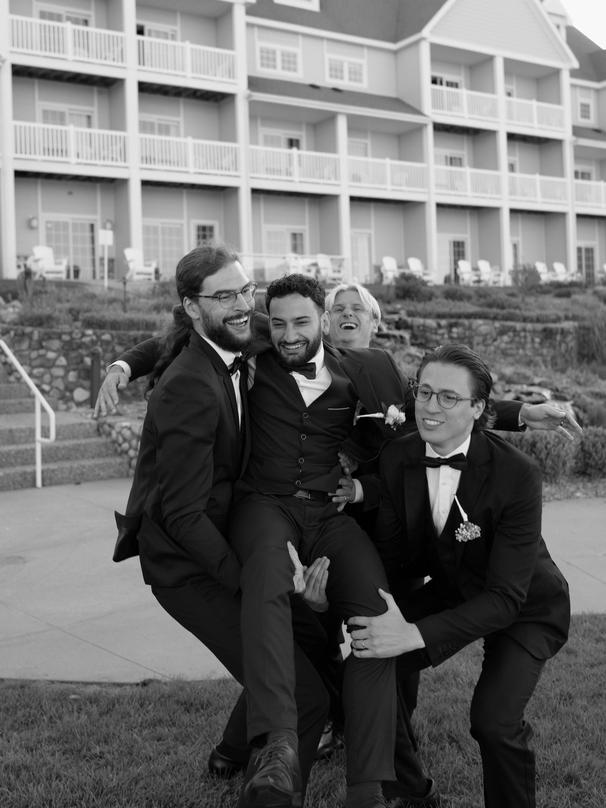 - A few black &amp; white details from the sunniest late April wedding -