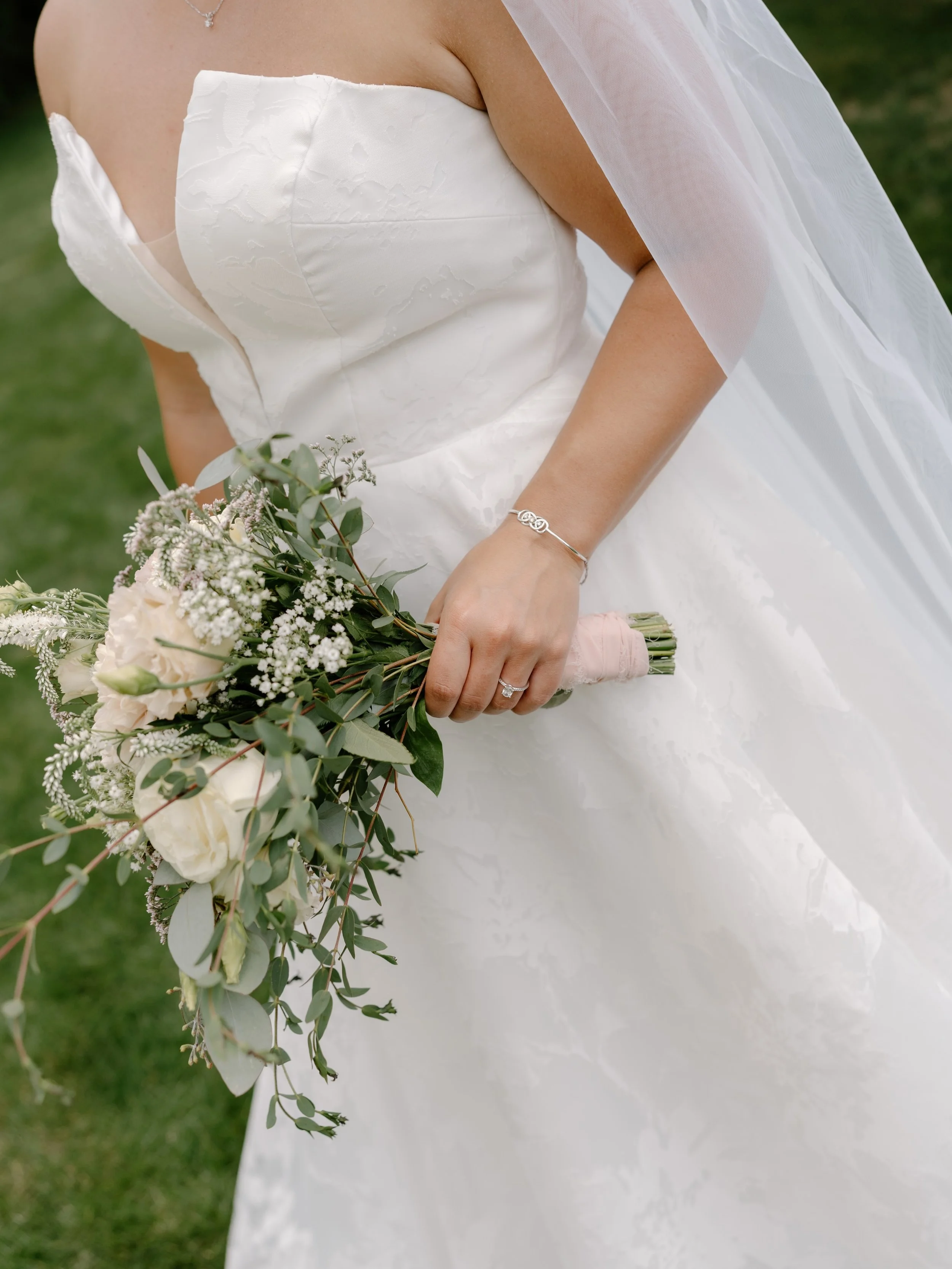 A moment for this super special bouquet made by the grooms cousin. I am a sucker for details especially ones made from by the people we love most 🌸