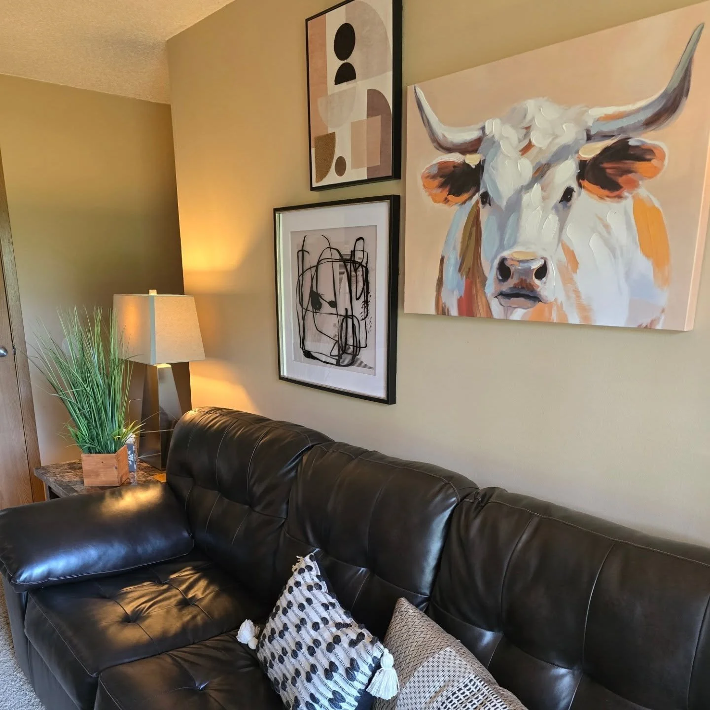 Say hello to Unit 127 at Glen Oaks &mdash; comfy, convenient, so charming!  One of our favorites ❤️

This fully furnished ground-floor apartment is clean, cozy, and budget-friendly &mdash; perfect for medical travelers or anyone who wants all the ess