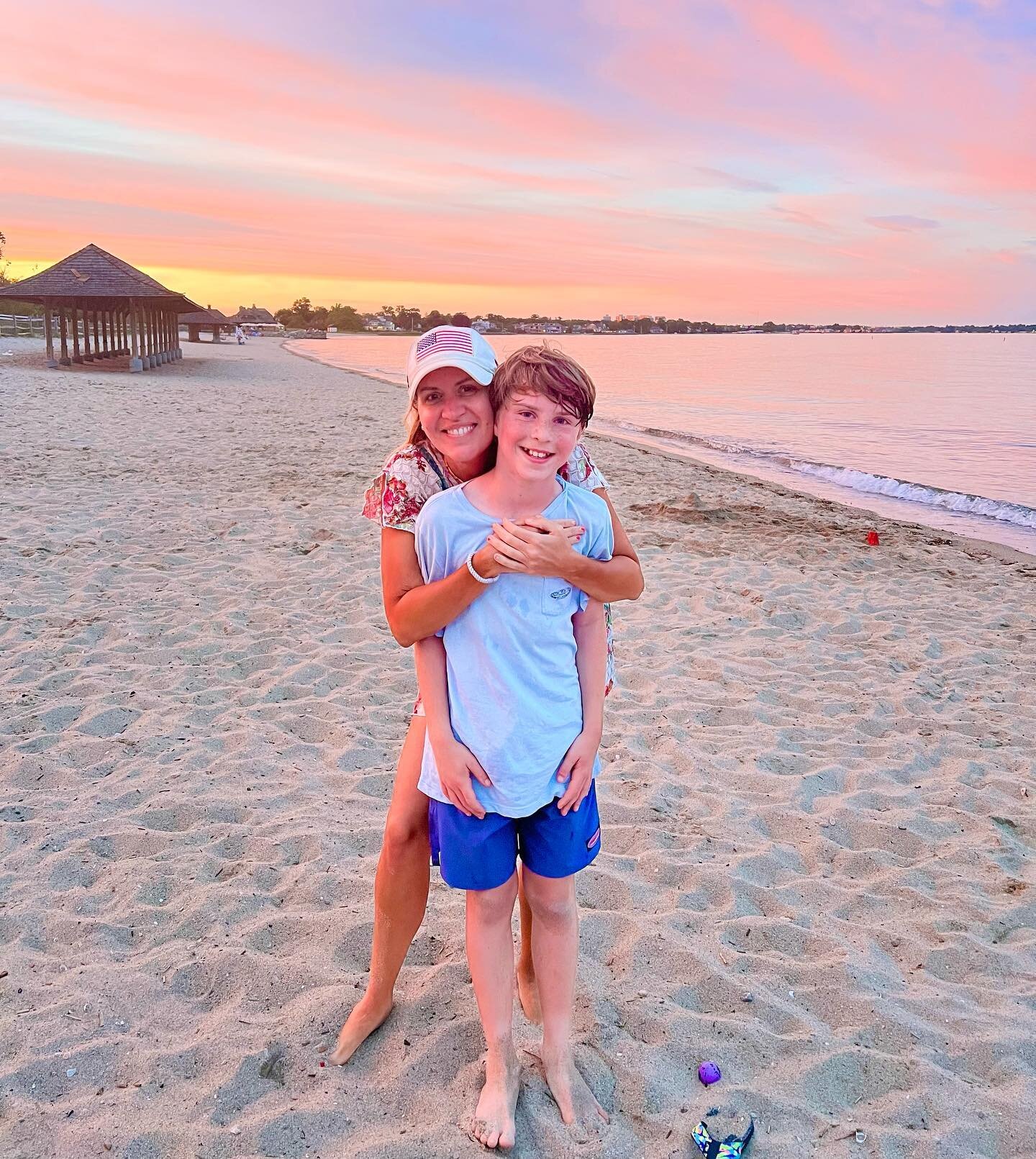 Friday Night Lights 🌊🏖#cantstopwontstop 
.
.
.
.
.
.
.
.
.
.
.
.
.
.
.
.
.
.
.
.
#beachvibes #beachlife #beachday #beachtime #beachwear #fridaynightlights #fridaynightdinner #momlifestyle #boymomlife #boymom💙 #sunsets #edsftg #vineyardvines #sunse