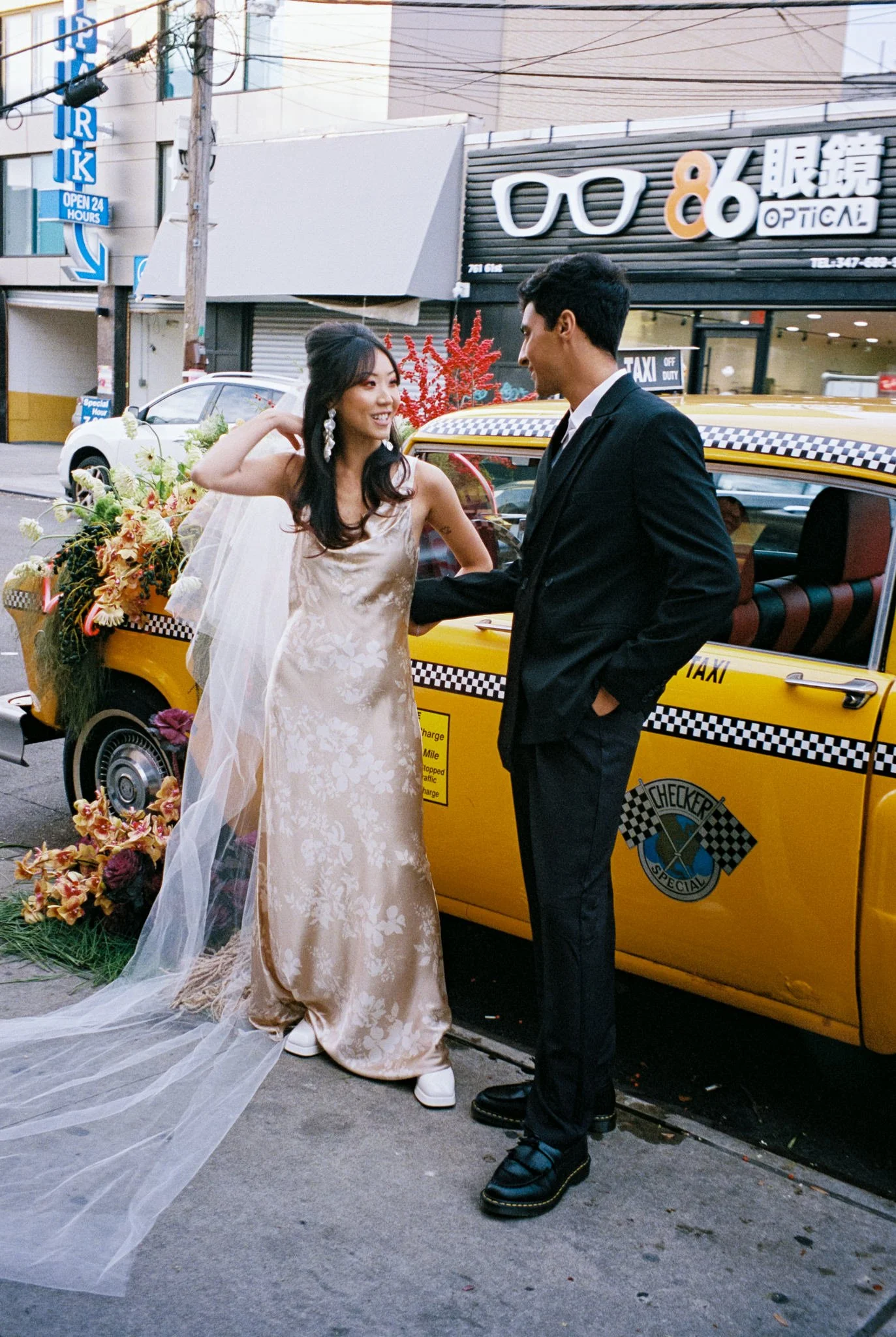 alyssaleicht-mattie-arjun-checker-cab-nyc-chinatown-elopement-film-kodak-portra-400-2023-12-06-24.jpg