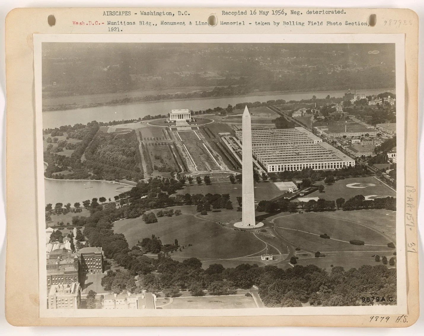 The structure and landscape as of 1921. Note the temporary war buildings in the northeast section of the contextual landscape, north of the Reflecting Pool allée. (National Archives)