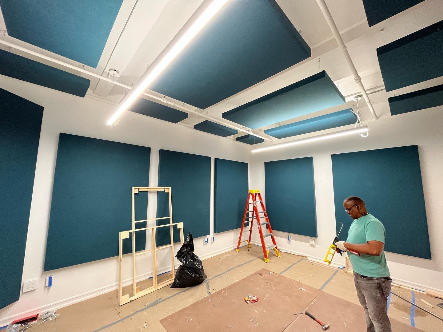 Acoustic treatments and recording booth progress photos for @343labs 

#ableton #music #musicschool #musicproduction #recordingstudio #producer #musicproducer #audio #acoustictreatment #acousticpanels