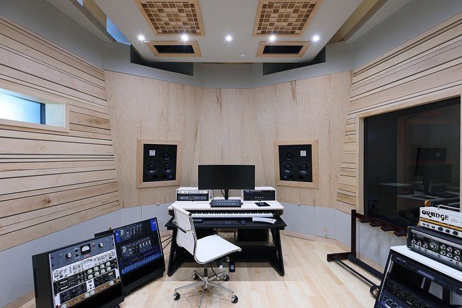 Photos of song loft. Beautiful maple treatments.

#brooklyn #brooklynrecordingstudios #recording #music #audioengineer #powerstationvibes #acoustic #acoustictreatment #controlroom