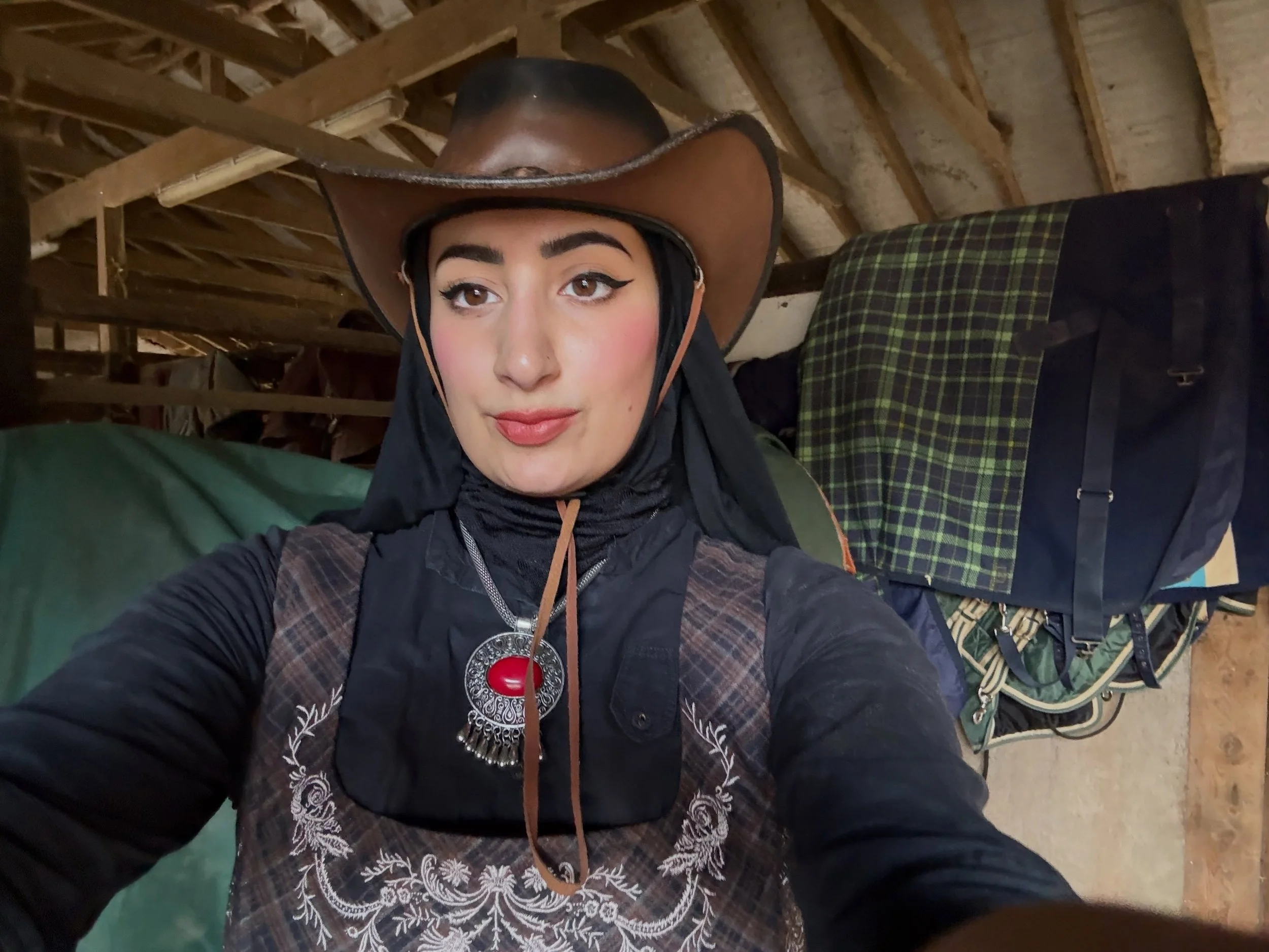 trying out the Vayra hijab @vayra.uk by @rs.shalabi 🤎 perfect season for the triangle jersey hijab and it works perfectly with my hat 🍁🍂 love the soft fabric which doesn&rsquo;t slip! 🧡

#vayra #hijab #equestrianlifestyle #horseriding #equestrian