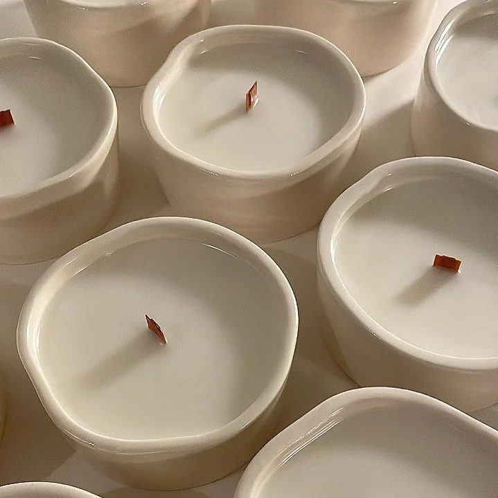 tellement contente de finalement vous pr&eacute;senter ce projet sur lequel nous avons travaill&eacute; depuis quelques semaines! 🕯️

une super collaboration avec @bkind.products et @monokiini 

qui sera disponible en deux fragrances (les deux INCRO