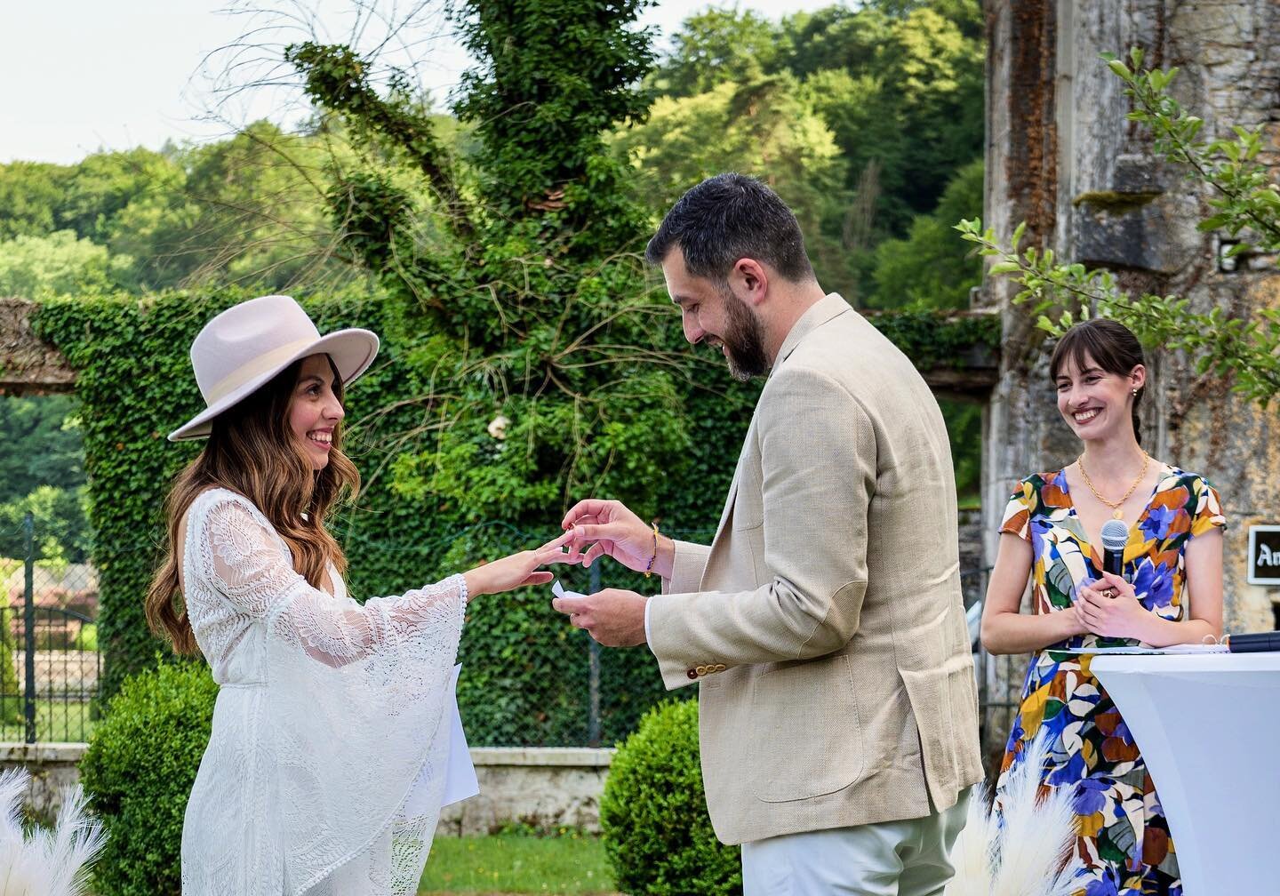 &bull; O U I &bull;
All&ocirc; maman ? J&rsquo;ai mari&eacute; des gens !!! 😁

✨ Apr&egrave;s ma premi&egrave;re c&eacute;r&eacute;monie c&eacute;l&eacute;br&eacute;e &agrave; l&rsquo;Abbaye @abbaye.du.val.des.choues, j&rsquo;ai direct appel&eacute;