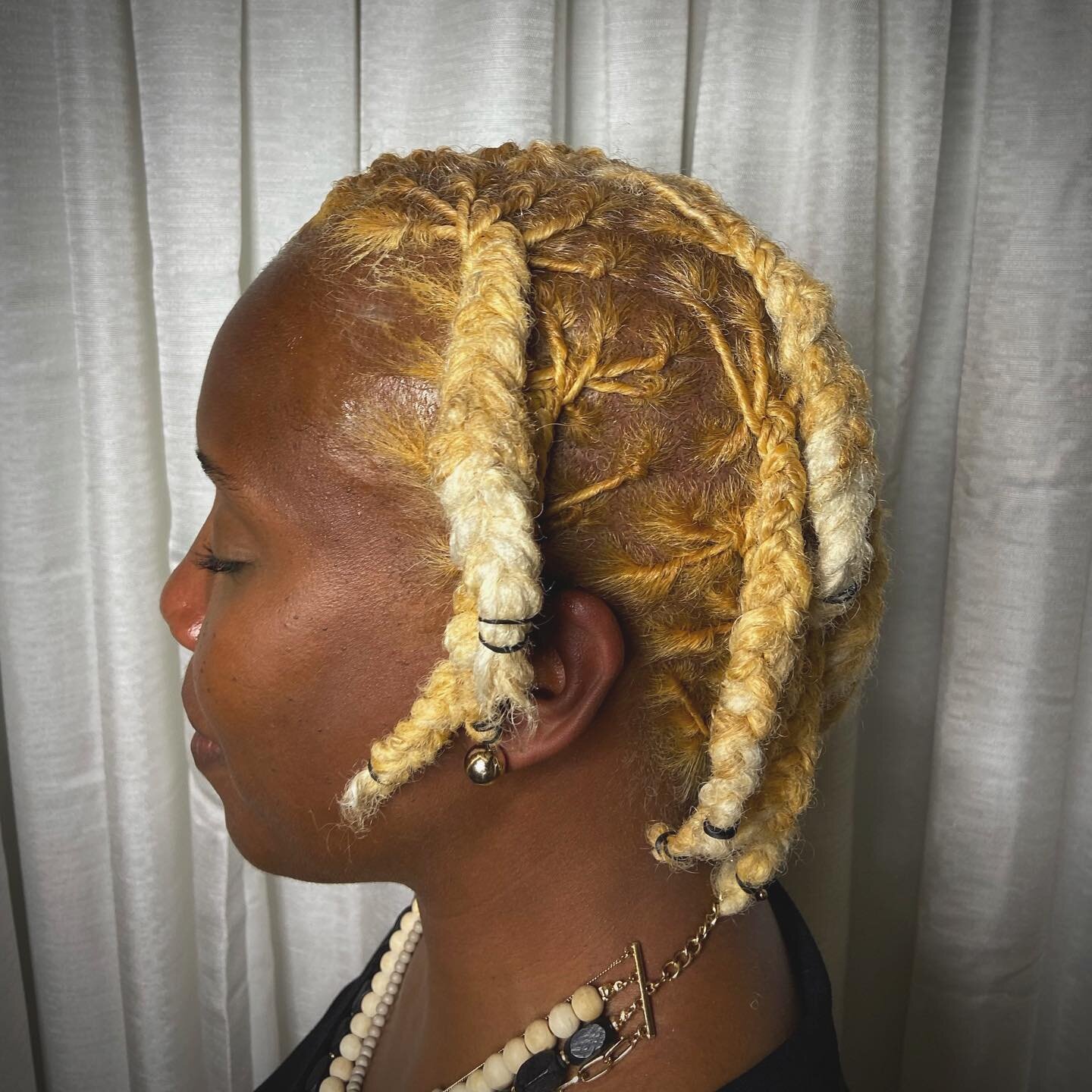 This is giving expensive, liquid gold, and just all over glowing summer vibes! Have you ever thought about wearing your locs in a warm blonde shade? Let&rsquo;s try it out and see if blondes do have more fun 😉🍯👑

#richmondva #richmondvahairstylist