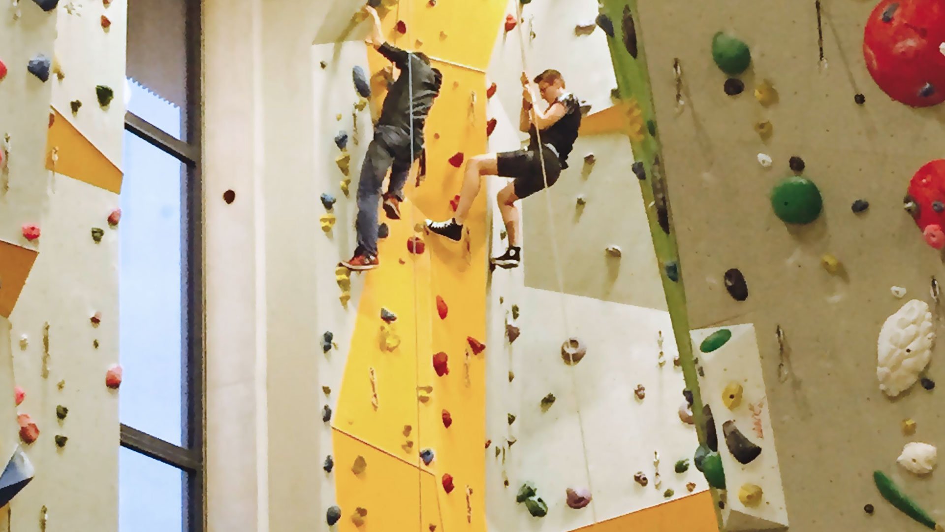 Berlin-Teenager-Reaching_the_next_level-3912-16x9.jpg