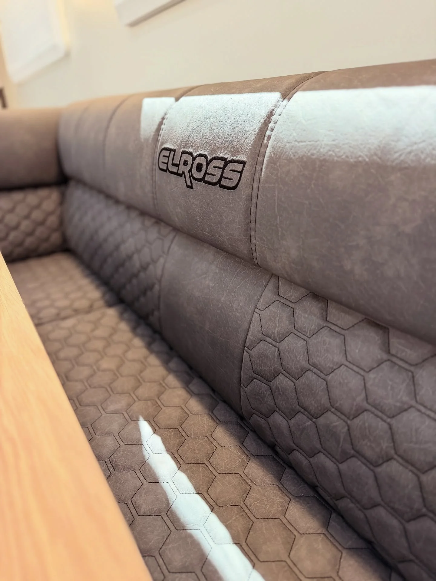 Luxury interiors are just part of the standard at Elross. We give you huge choice with 6 amazing std colour combos. Want your own twist? 📑🪄 Activate MyVan by Elross to choose your own custom interior for that special touch. Ask about our colour pal