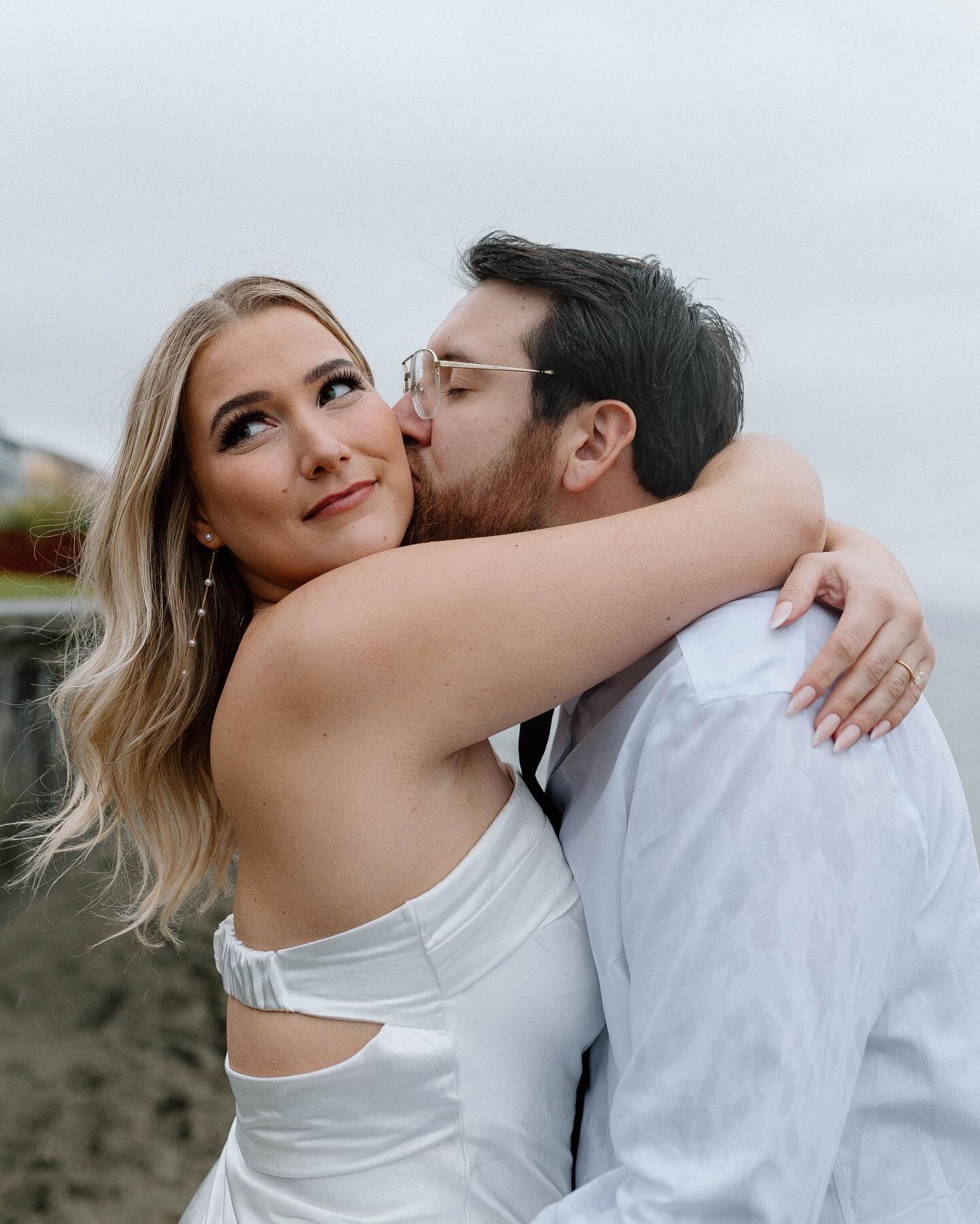 Being in the PNW, you can expect it to be raining 95% of the time in the winter. And sometimes you just have to embrace it like G+C for their engagement session! You never know&hellip;sometimes it can make for the most magical photos 😏✨
.
.
#pnwcoup