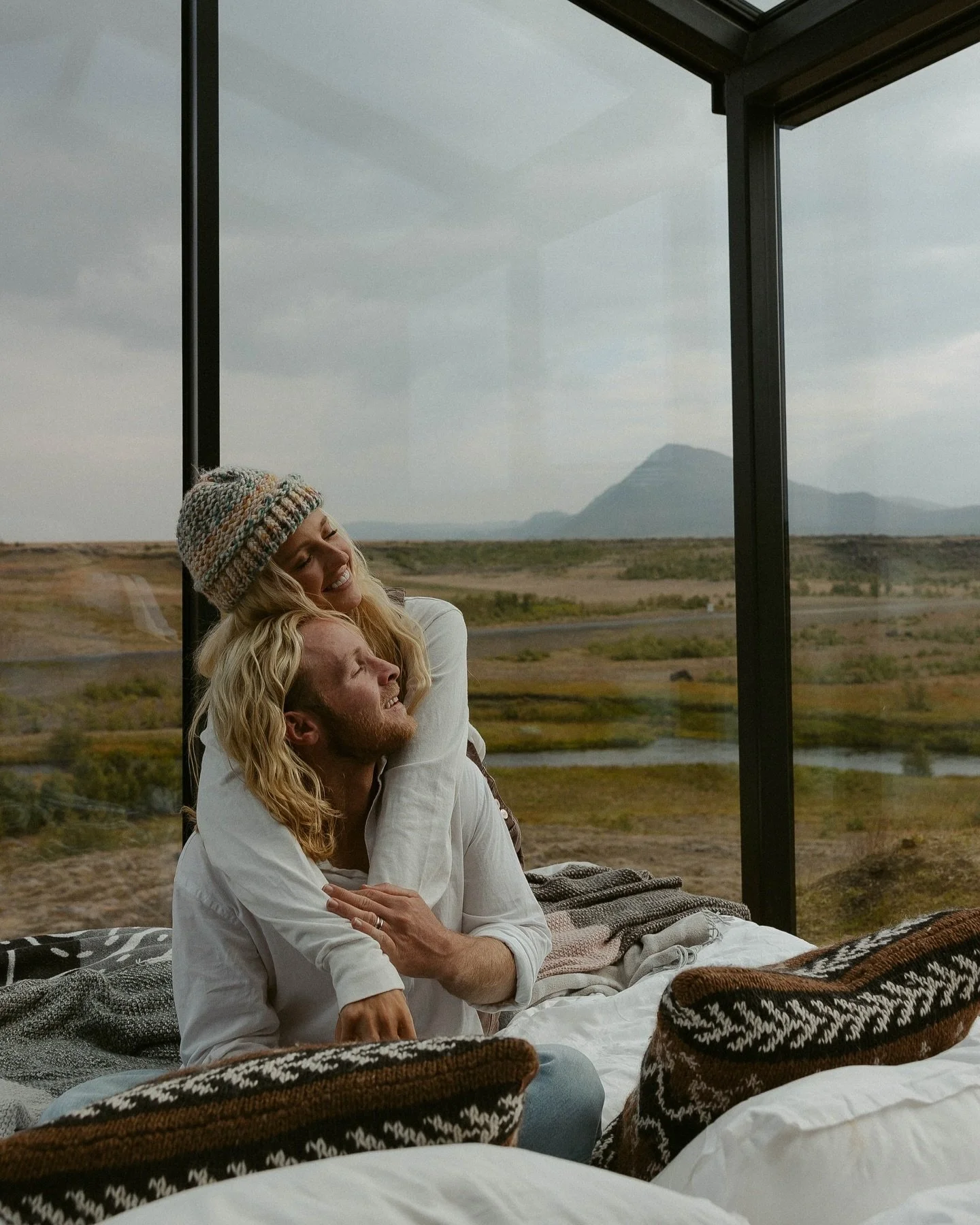It&rsquo;s officially cozy season! And honestly what&rsquo;s cozier than cuddling up in the @panoramaglasslodge in Iceland?? 
-
Host / @elopeacademy @elopewithkaseyjo 
Models / @izzyiwood + @brittonlwood 
Location / @panoramaglasslodge 
.
.
#elopeini