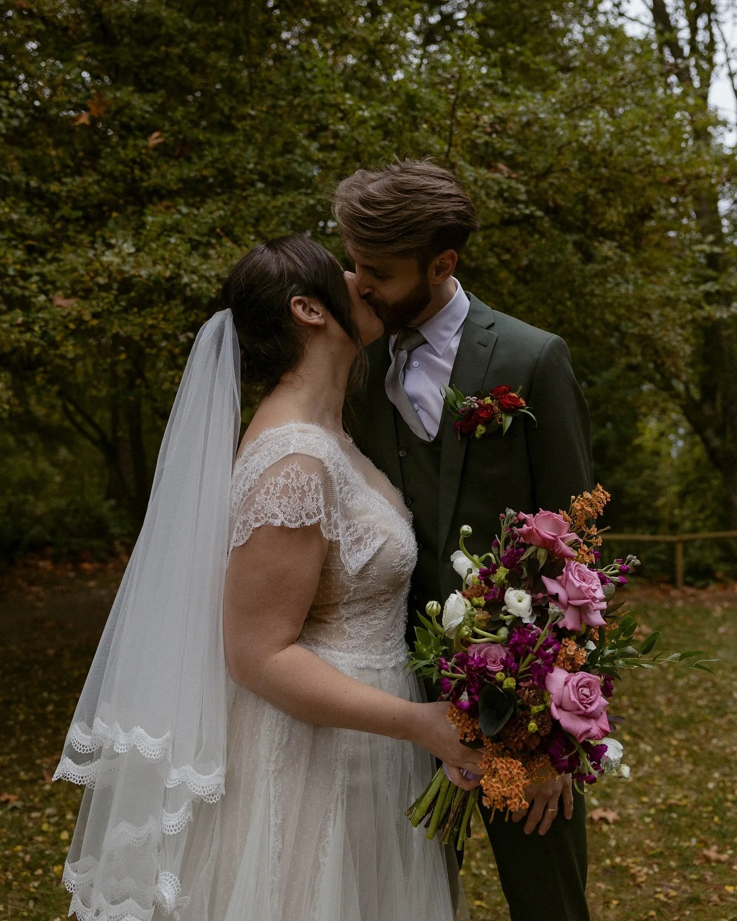 L+J&rsquo;s wedding was something out of an autumn, magical, forest fantasy 😍
-
Coordinater / @wildferngrp 
Ceremony venue / @lodgeatstedward 
Reception venue / @blueribboncooking 
Florist / @blueribboncooking 
Officiant / @lettherebeelove.co 
DJ / 