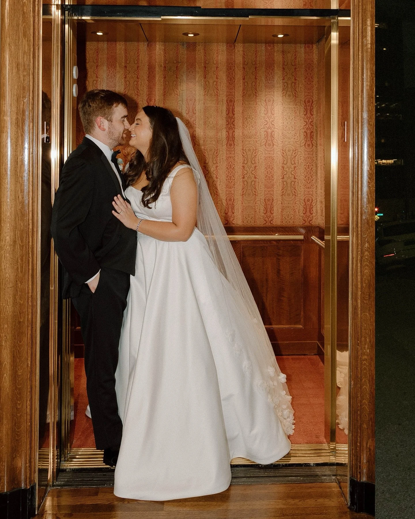 Short and dark days mean that we get to play with all the flash! ⚡️
-
Coordinator / @penniesrentals 
Florist / @theenchantedfloristtacoma 
HMUA / @offwhitemakeupandbeauty 
Venue / @therainierclub 
.
.
#seattlewedding #seattleweddingphotographer #pnww