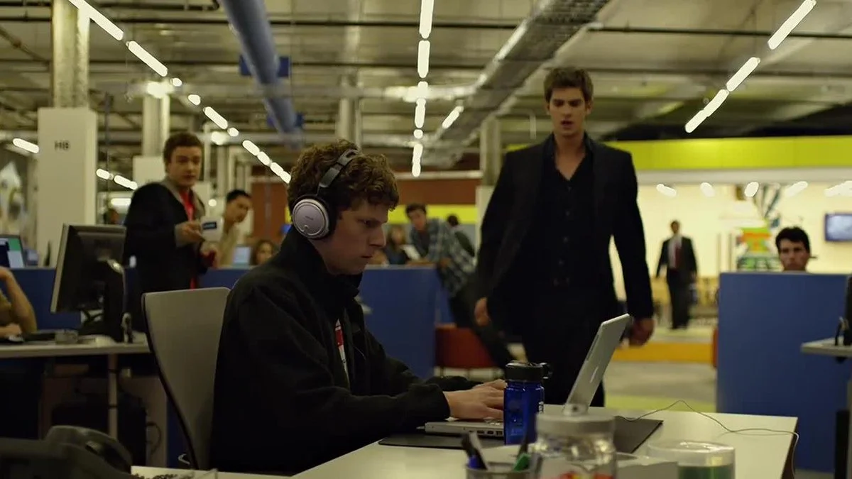An enraged Eduardo (Andrew Garfield) approaches Mark (Jesse Eisenberg)