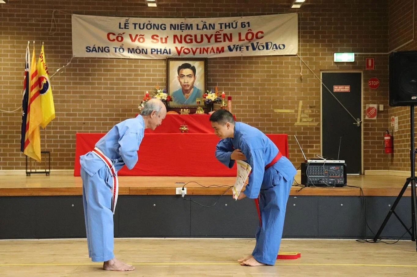 Congratulations to these students who came first in their grading and had the honour of having their belt tied by a Vovinam Master 🤩