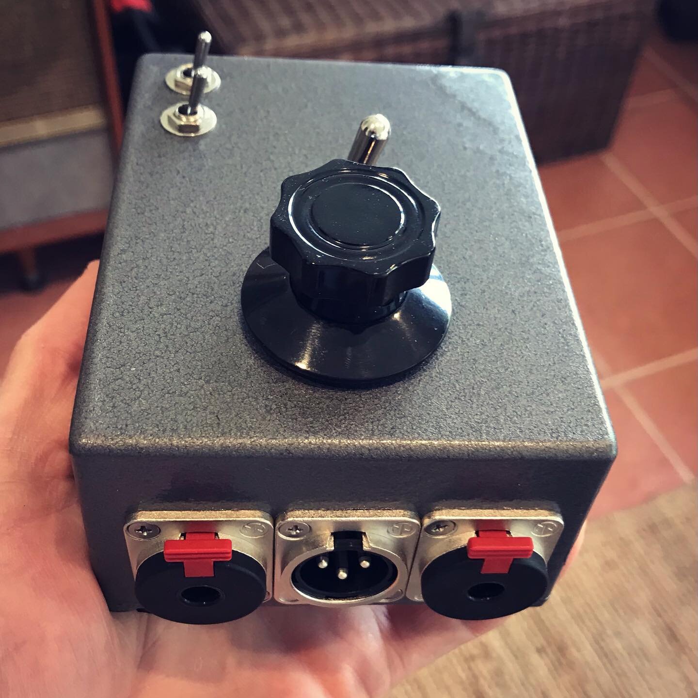 Just finished this one. Custom DI for @aceventoura featuring switchable transformers (vintage/boutique), stepped attenuator, locking jacks and a lovely paint job. Hi-Z output post transformers so the amp gets the vibe too! All passive 💃