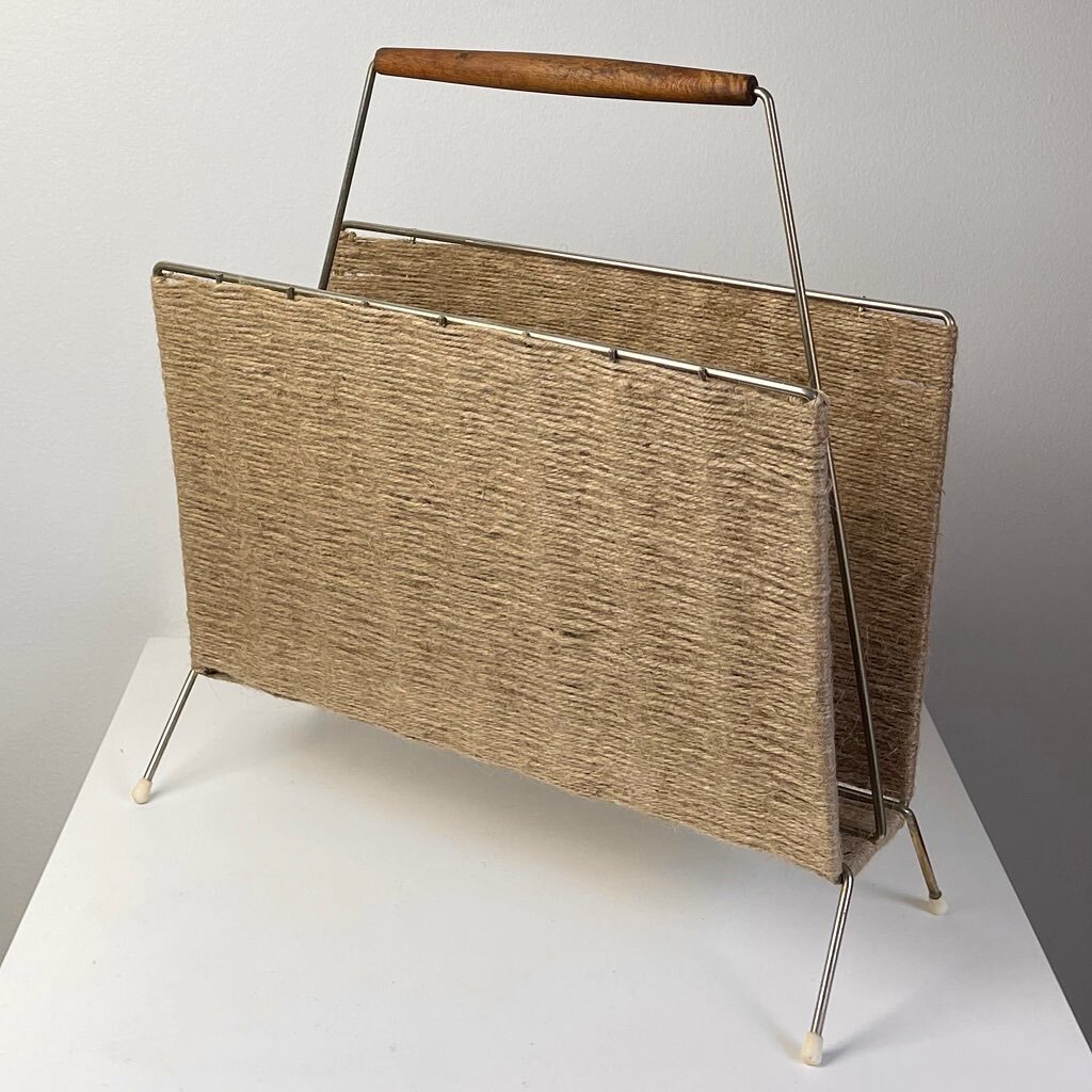 Extra! Extra! Read all about it&hellip; this sisal newspaper rack with gold-coloured frame and wooden handle is ready to report for duty in your living room or home office.

Material: Metal I Wood I Sisal cord

Dimensions: H44cm, W39cm, D18cm 

Avail
