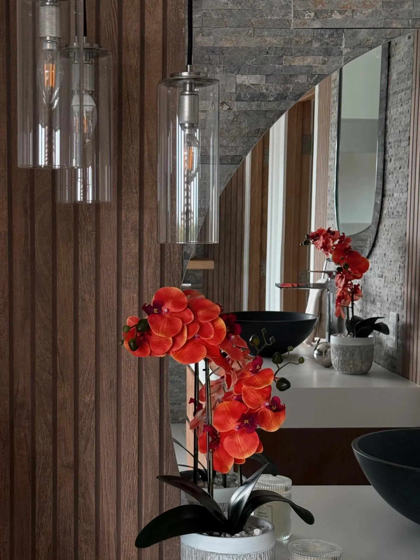 With home staging, bathrooms rarely get the attention they deserve ❤️🧡 

Staging: @casaluxestaging