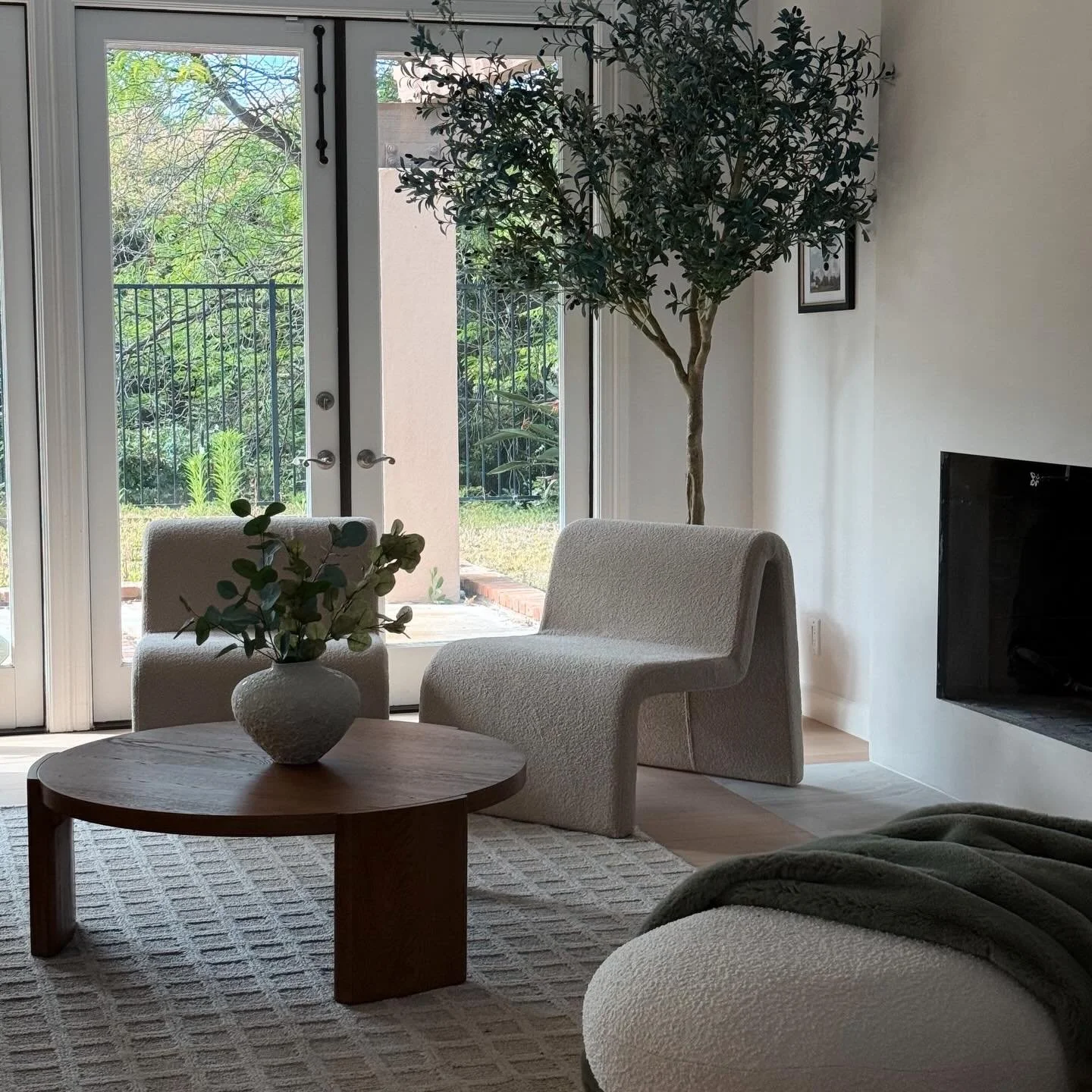 Natural woods and textures create the perfect coastal feel without leaning too literal or overly &lsquo;beachy&rsquo;🤎
This gorgeous home was staged in Dana Point 📍

Staging: @casaluxestaging