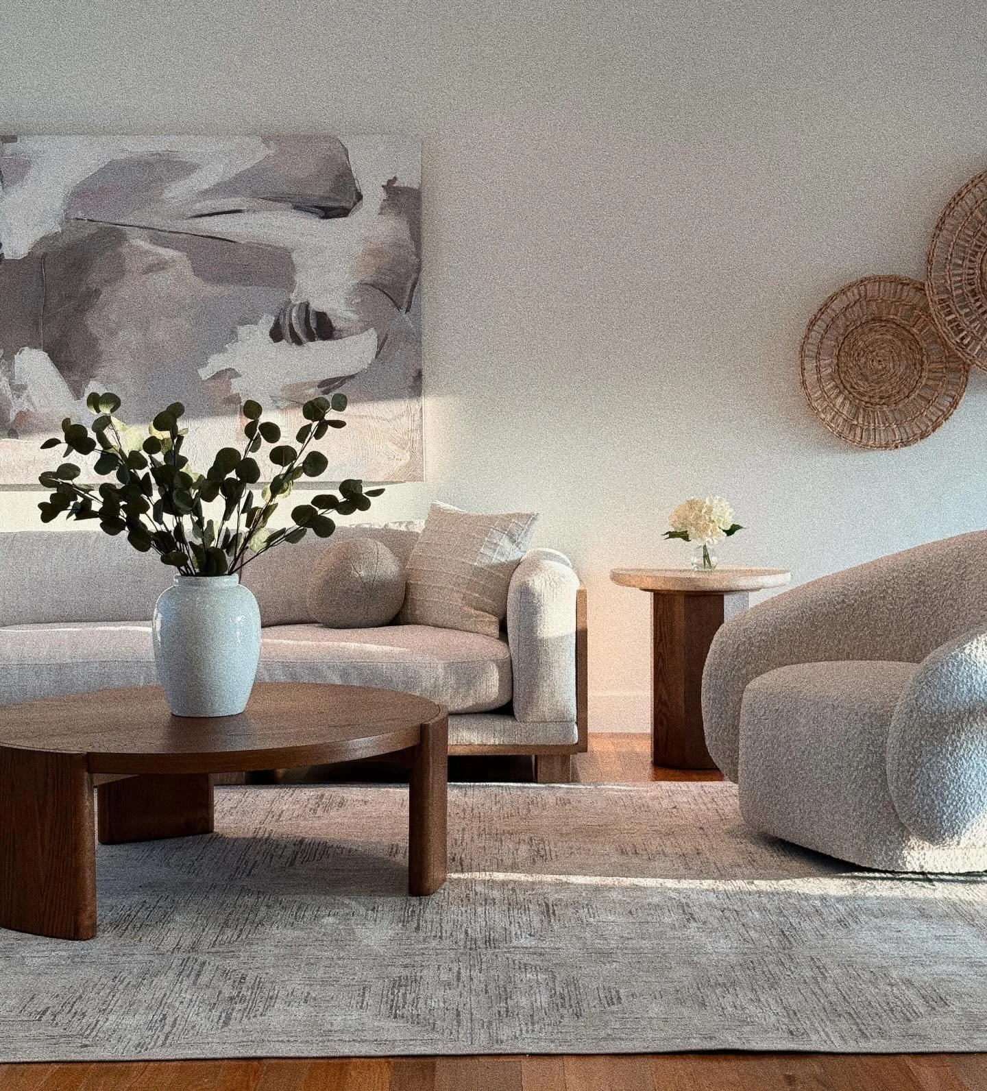 Getting cozy in Tarzana 🤎
Swipe to see how staging a home truly transforms a space! ✨
Staged for @casaluxestaging 🛋️

#homestaging #homestager #interiorstyling #losangelesrealestate