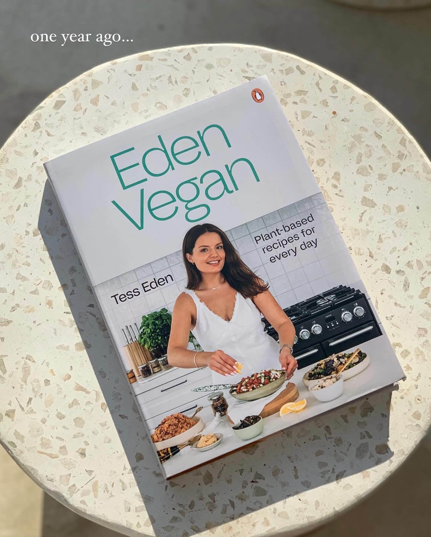 swipe for the BTS 👀 
this time last year I was cooking and shooting my cook book Eden Vegan with the one and only @annabriggs 📸 @penguinbooksnz 

After spending months writing the manuscript, the shoot process for these 100 recipes was WILD 😮&zwj;