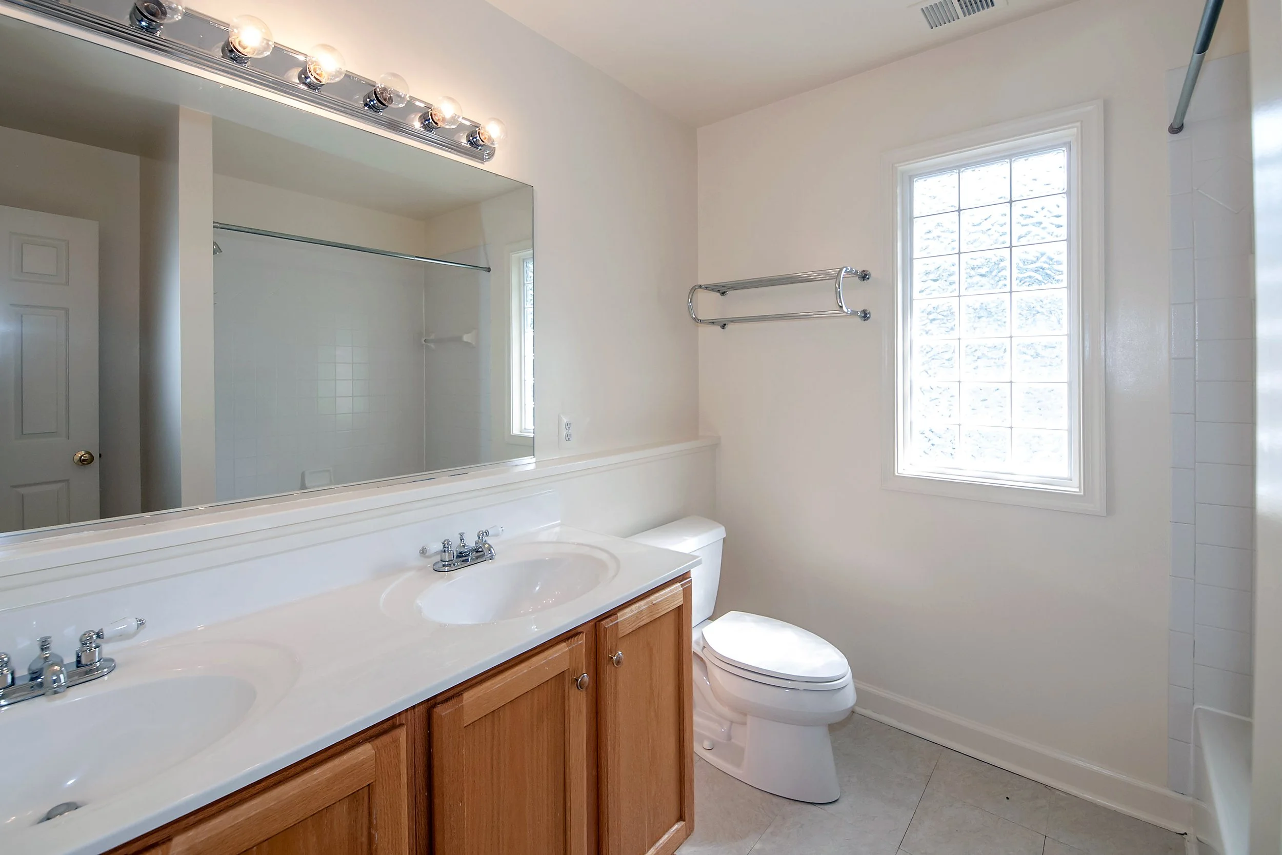 E Alex bathroom before.jpg