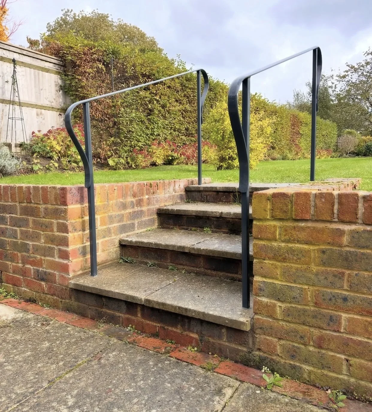 Anthracite Grey Swan-Neck Handrails