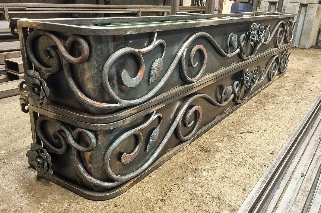 Symmetrical planters ready for the powder coaters and hand painted details in the flowers 

#metalart #metalaetist #blacksmith #blacksmithing #forged #fireweld #handmade #bespoke #traditional #craftman #craft #form #ironwork #smallbusiness #sussexbus