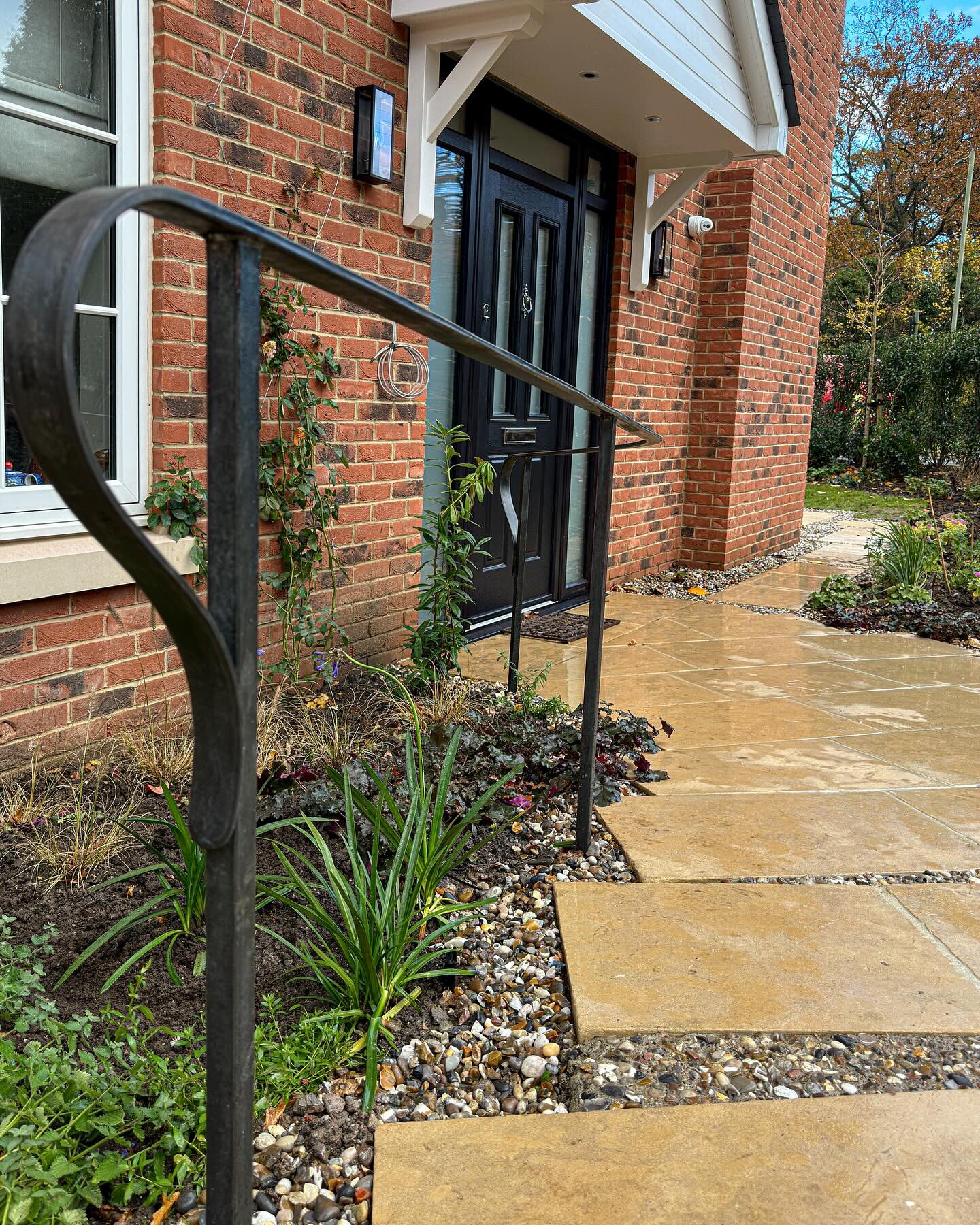 Swan necks and galvanised with a double T-wash to create this dark grey etch finish to tie in with the accents of the house

#metalart #metalaetist #blacksmith #blacksmithing #forged #fireweld #handmade #bespoke #traditional #craftman #craft #form #i