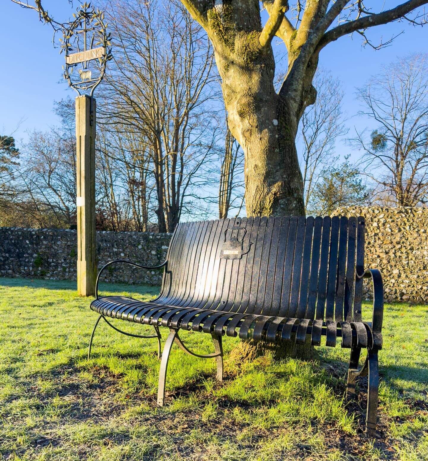 We took a quick detour to catch this memorial bench in a spectacular morning sun 
☀️ ⚒️🔨

#metalart #metalaetist #blacksmith #blacksmithing #forged #fireweld #handmade #bespoke #traditional #craftman #craft #form #ironwork #smallbusiness #sussexbusi